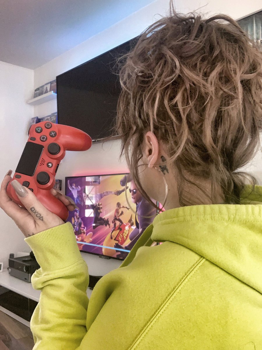 PecekSabina's tweet photo. Ich mache #Fortnite jetzt etwas unsicher 💪🏻 habt einen entspannten Tag 💙 #Playstation #gaming #GamingSetup #controller #tattoo #twitch https://t.co/H6ffBg72ru