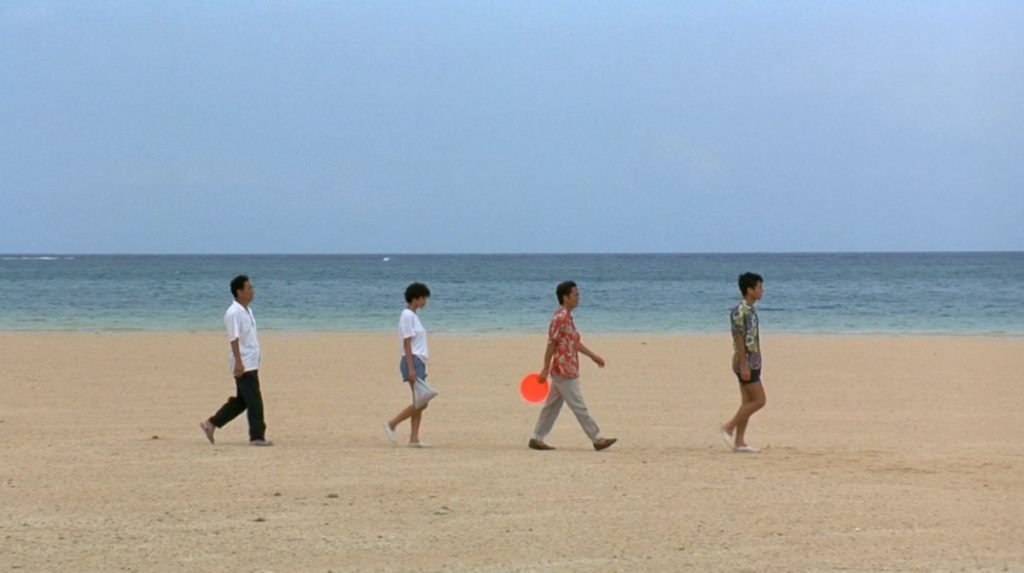 35 - SONATINE de Takashi KitanoDes airs de vacances pour un film de gangsters ultra-violent ? C'est ce que propose, de façon surprenante, le magnifique SONATINE de Takashi Kitano. Des moments solaires d'un calme, dissimulant une pure noirceur.