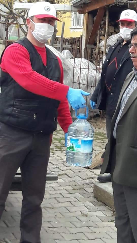 Koronovirüs salgınıyla mücadele kapsamında ilçemizde bulunan tüm evlere dezenfektan madde dağıtımı yapılmaktadır.
#BirlikteBaşaracağız