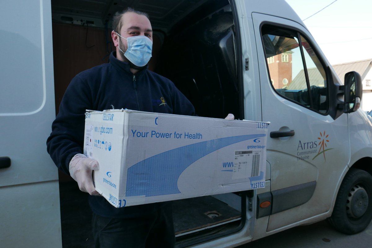 GrandArras's tweet photo. Vous êtes généreux 💟3400 masques, 8600 gants, 100 flacons de gel hydroalcoolique, 1200 charlottes, 400 sur chaussures, 100 combinaisons, 9 sur lunettes sont distribués aujd à des infirmiers libéraux. 
La collecte continue avec @VilleArras : solidarite.grandarras@cu-arras.org. https://t.co/YQNdCMwGRn