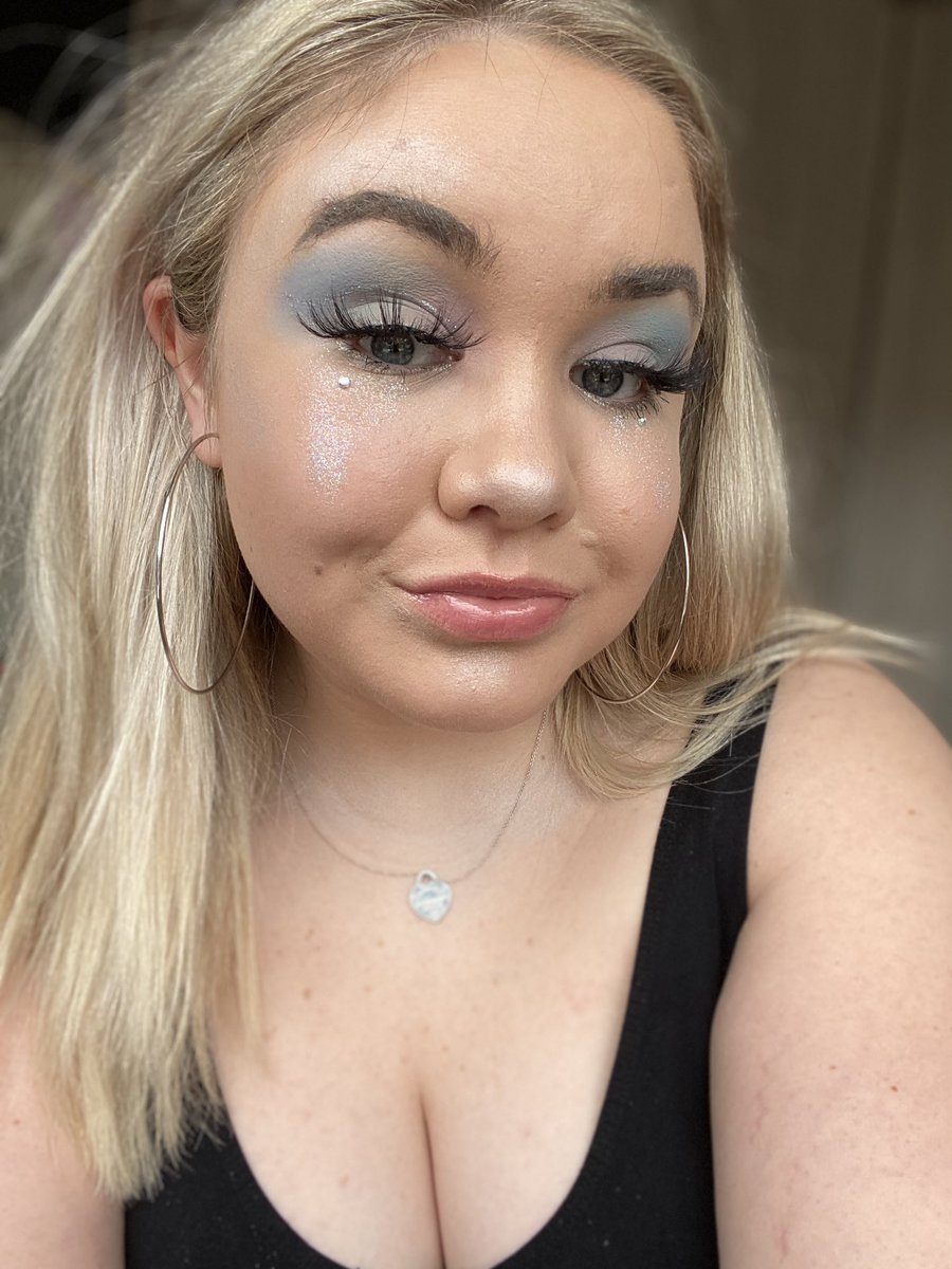 sunflowerpxrry's tweet photo. Quarantine got me like 🥺 stream #addictedtoblue #atbchallenge @gracedavies big luv 💙 https://t.co/sAi29VuT2r