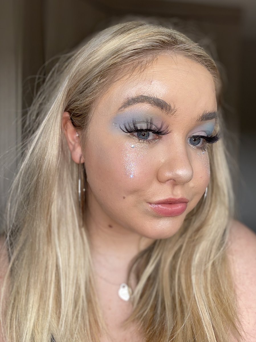 sunflowerpxrry's tweet photo. Quarantine got me like 🥺 stream #addictedtoblue #atbchallenge @gracedavies big luv 💙 https://t.co/sAi29VuT2r