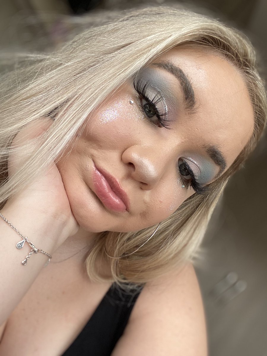 sunflowerpxrry's tweet photo. Quarantine got me like 🥺 stream #addictedtoblue #atbchallenge @gracedavies big luv 💙 https://t.co/sAi29VuT2r