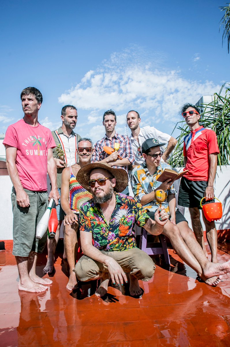 El 2020 nos tiene encerrados terminando nuestro próximo disco:
PUNTA TERRAZA
O el balneario al que van los que se quedan
Once canciones, nueve propias y dos ajenas
La foto es de la era de las terrazas pegoteadas
Aguanten che que no hay peste que dure mil daños!

📸 <a href="/malucampello/">Maryana Campello</a>