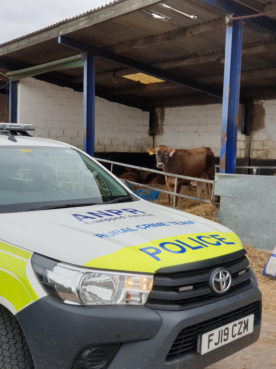 SwadRuralSNT's tweet photo. Out and about with Rural Crime Officer checking round the farms and rural car parks. https://t.co/d8cwwpUpdK
