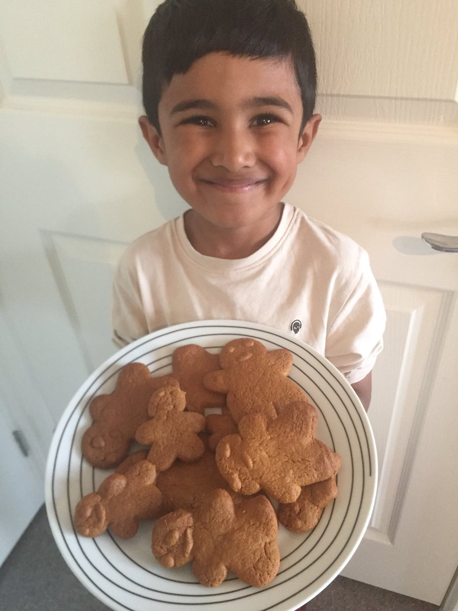 RenaDaudia's tweet photo. @latimerprimary Viaan been making sure one don’t run away from oven #classHC #lovelearning https://t.co/55tTbtDGRh