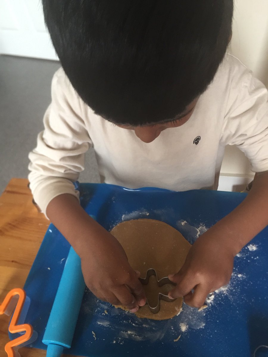 RenaDaudia's tweet photo. @latimerprimary Viaan been making sure one don’t run away from oven #classHC #lovelearning https://t.co/55tTbtDGRh