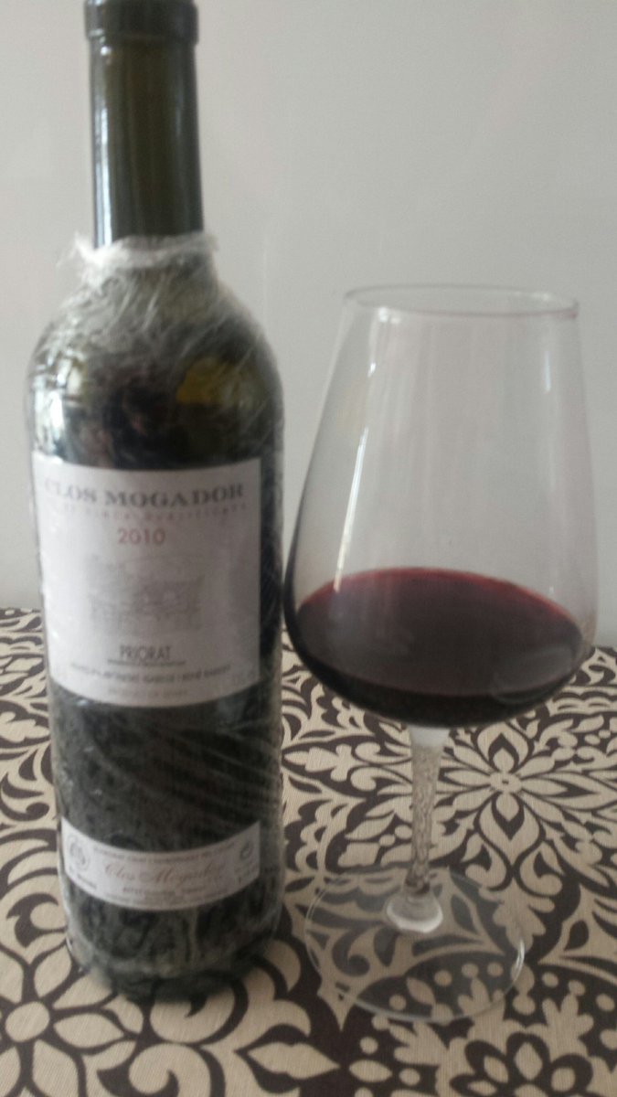 PRIORAT!! Impresionante entrada en boca, recital de frutas, musgo, lacteos, caza, en nariz, taninos muy presentes. Largo postgusto a cassis y framboises.  En plena juventud !