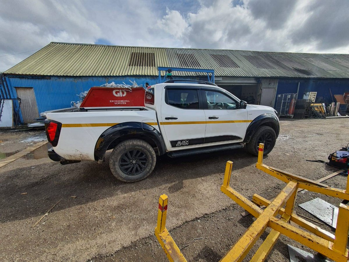 SignShopNewport's tweet photo. #signshopnewport making yourself seen with #chapter8chevrons is important when working in site to been seen.
#reflectivevinyl #vehiclegraphics https://t.co/r67G82rh0b