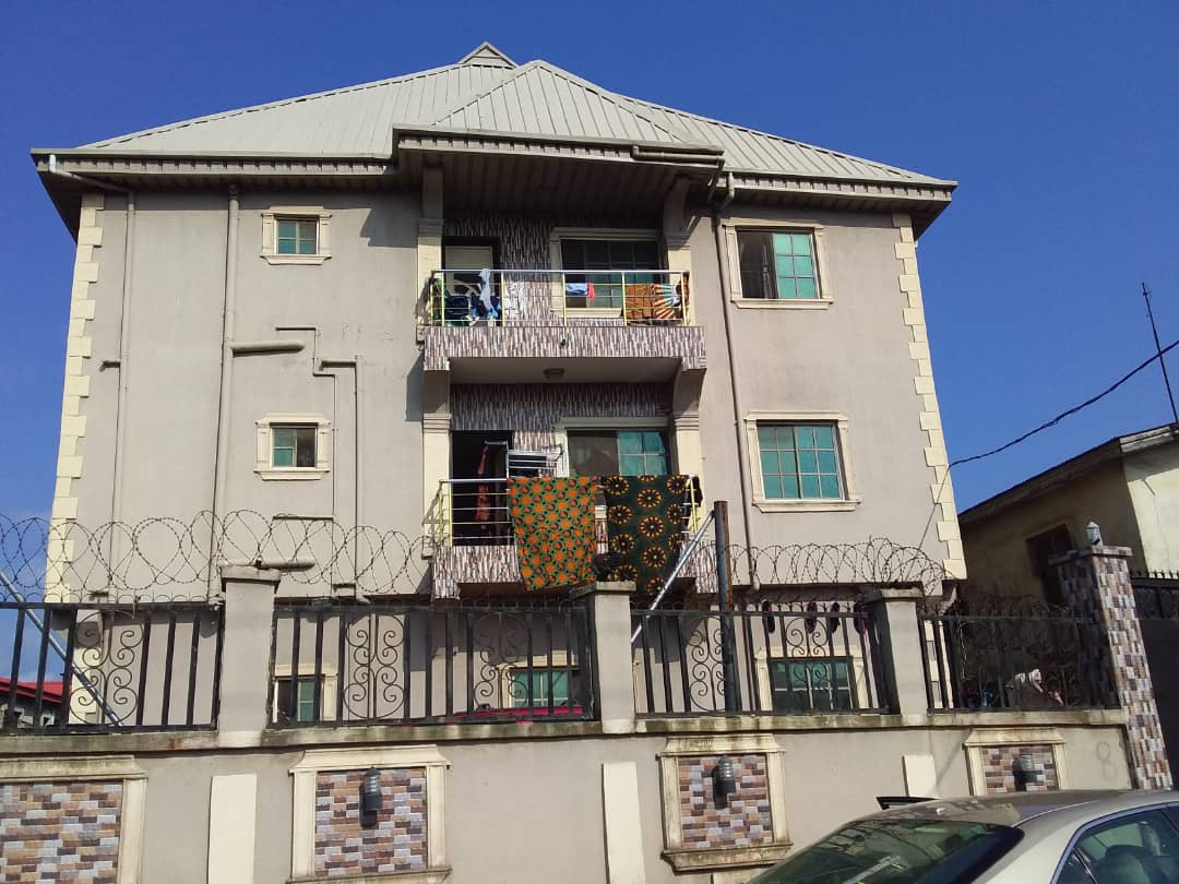 andyilechie's tweet image. For Sale.   
Luxury 6 bedrooms flat all rooms en suite. Clean-cut compound with inter locking. Good ample space. Close to the main road . Borehole. Fence with gate up grab. Contact Jimand properties. 08036694728.