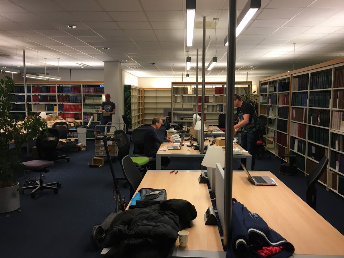 cmbUMCG's tweet photo. That part of the CMB that is located in the Central Medical Complex (Y4) is now being redesigned at a rapid pace. Beds in the former computer room and a "PC street"between the old journal shelves
#corona #extrabeds #extraworkplaces #umcg https://t.co/OOFUBNM1nK