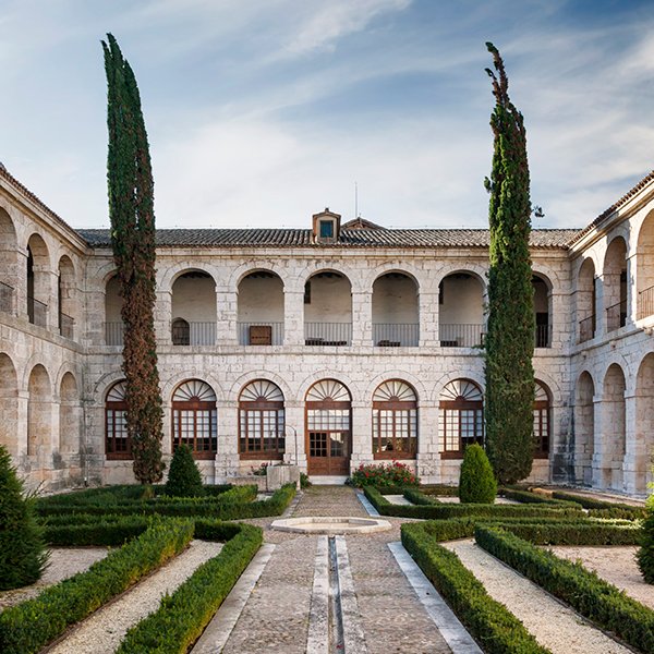 SaraAlonso99's tweet photo. El Monasterio de Santa Clara de Tordesillas del siglo XIV, considerado uno de los mejores edificios mudéjares de Castilla y León, construido con piedra y ladrillo blancos, color característico de muchos de los edificios de la provincia de Valladolid. #DCSUVA #Elcolordemilocalidad https://t.co/cvHBszIv4B