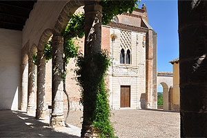 SaraAlonso99's tweet photo. El Monasterio de Santa Clara de Tordesillas del siglo XIV, considerado uno de los mejores edificios mudéjares de Castilla y León, construido con piedra y ladrillo blancos, color característico de muchos de los edificios de la provincia de Valladolid. #DCSUVA #Elcolordemilocalidad https://t.co/cvHBszIv4B