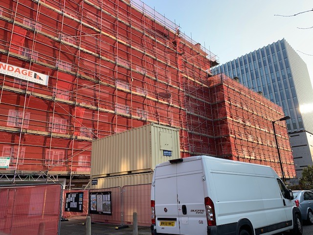 NELS0NSQUARE's tweet photo. #NelsonSquare Residents on lockdown are facing extra burden from red mesh blocking windows, posing significant mental-health burden. We call on @StandageCoLtd & @lb_southwark to take action to ensure Residents' wellbeing. Can mesh be taken down as site now inactive? https://t.co/kwSoWRXo2s