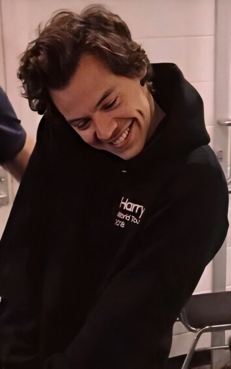 thislouisharry's tweet photo. He is so sweet x
@Harry_Styles #HarryStyles #hshq #LouisTomlinson #lthq #OneDirection #harryiscute #cute #hazza #NiallHoran #LiamPayne #ZAYN #ZaynMalik #1D #OneDirectionReunion π₯Ί https://t.co/1qQagHFXnu