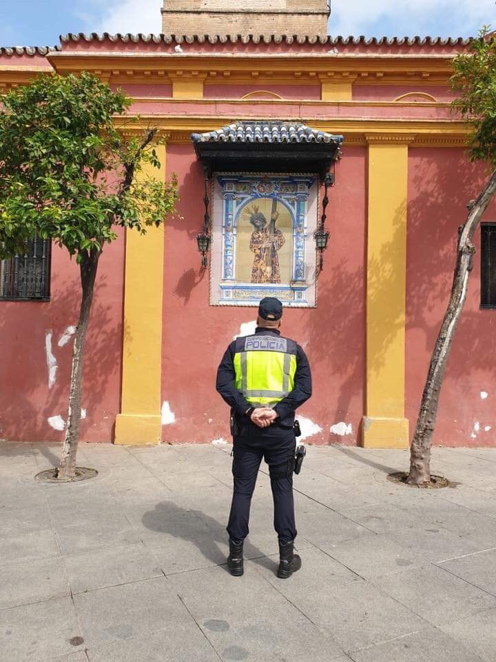 CalleGanivet_'s tweet photo. Incluso aquellos que velan por nuestra seguridad necesitan que alguien vele por la suya... https://t.co/onfBP8PEzw