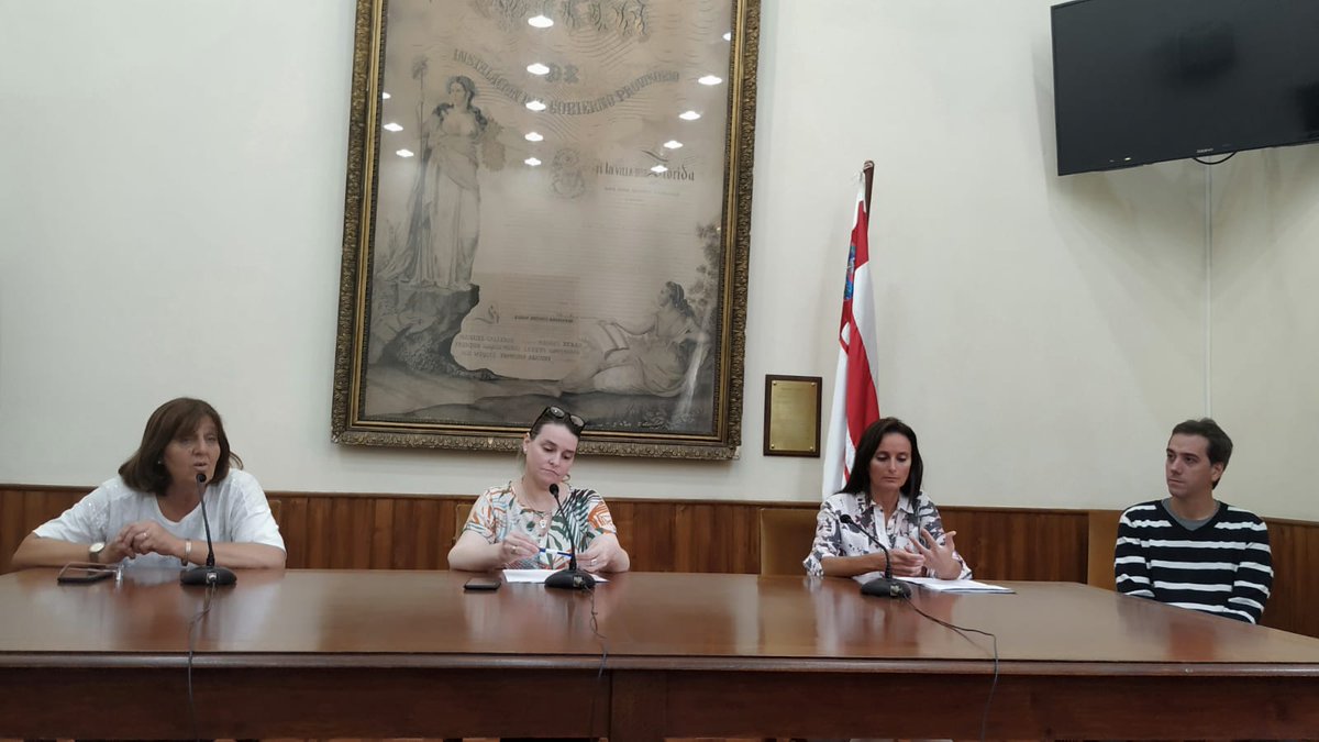 FloridaIDF's tweet photo. Se realizó el lanzamiento del "Bono Canasta Covid-19". Estuvo presente la Intendente @AndreaBrugman, la Directora de Desarrollo Social @AliciaOriozabal y autoridades del Centro Comercial.
Las donaciones serán a través de la cuenta BROU 1527119 - 00005 (Centro Comercial Florida) https://t.co/an0py0Smyl