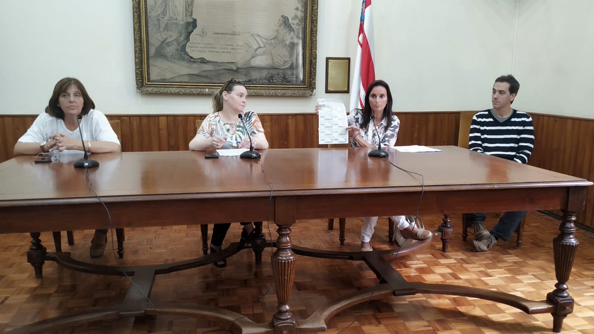 FloridaIDF's tweet photo. Se realizó el lanzamiento del "Bono Canasta Covid-19". Estuvo presente la Intendente @AndreaBrugman, la Directora de Desarrollo Social @AliciaOriozabal y autoridades del Centro Comercial.
Las donaciones serán a través de la cuenta BROU 1527119 - 00005 (Centro Comercial Florida) https://t.co/an0py0Smyl