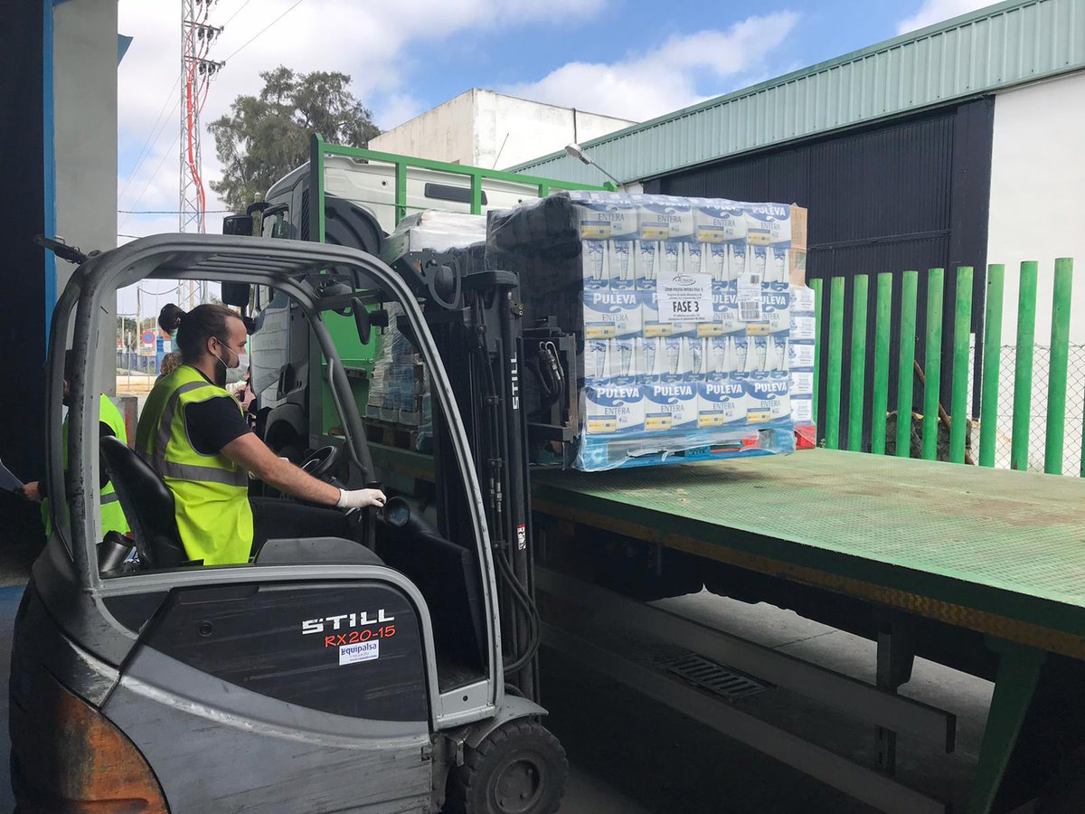 Ayto_algaba's tweet photo. Dos nuevos vecinos algabeños se suman a la causa para ayudar durante este #EstadoDeAlarma:
Empresa de transportes A.J. Mariscal cede su camión y Baldomero Fernández su maquinaria para la recogida de alimentos 🚚🚛.
Muchas gracias! 👏🏼👏🏼 https://t.co/DrSryBgTRj