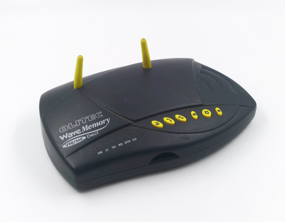 La suite des modems. D'abord du sans fil avant le Wi-Fi. Je ne parle pas du modem des bornes AirPort, mais de ce modèle Bluetooth de chez Sony. Mais surtout d'un truc Olitec : un modem 56K en DECT. Oui, comme les téléphones. Avec une antenne qui sert à rien (c'est pour décorer)