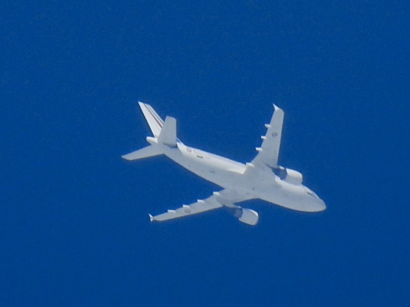 ace_pio's tweet photo. Two French guys today.
#CTM1016 #FRADB #A310 (new to my log) at FL370
#CTM1512 tail #FRBAO (0089) #A400M at FL280
#avgeek #contrailspotting #contrail #A400 #milair #militaryaircraft #frenchairforce #airforce #A400Atlas https://t.co/z964XFMgl6