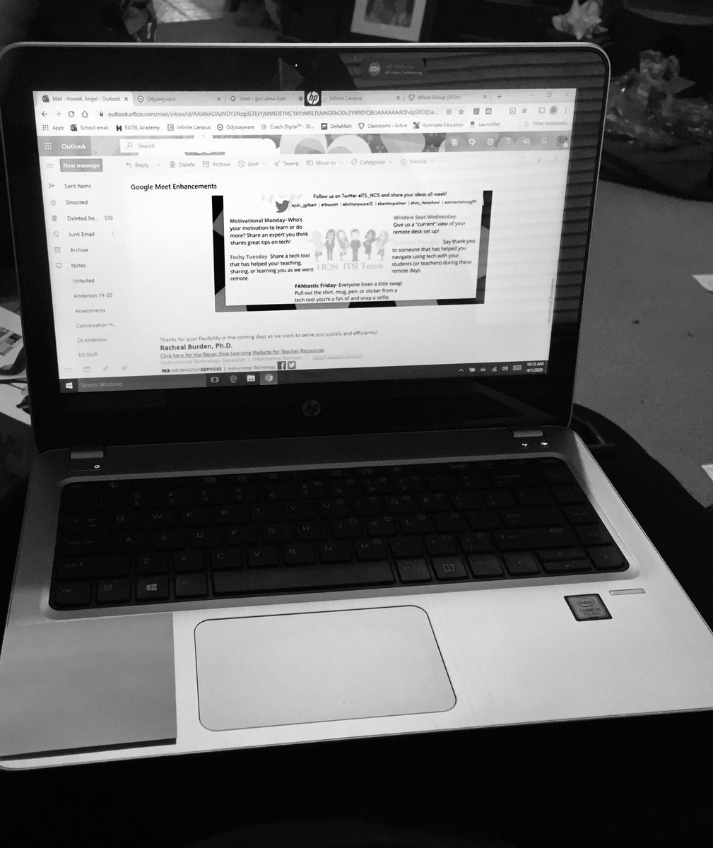 AHowell_IA's tweet image. @ITS_HCS here’s my workspace, in my lap with me in the recliner! Best seat in the house!! 😂 Got to stay inside to avoid the pollen!! #HopIntoSpringBreakHCS