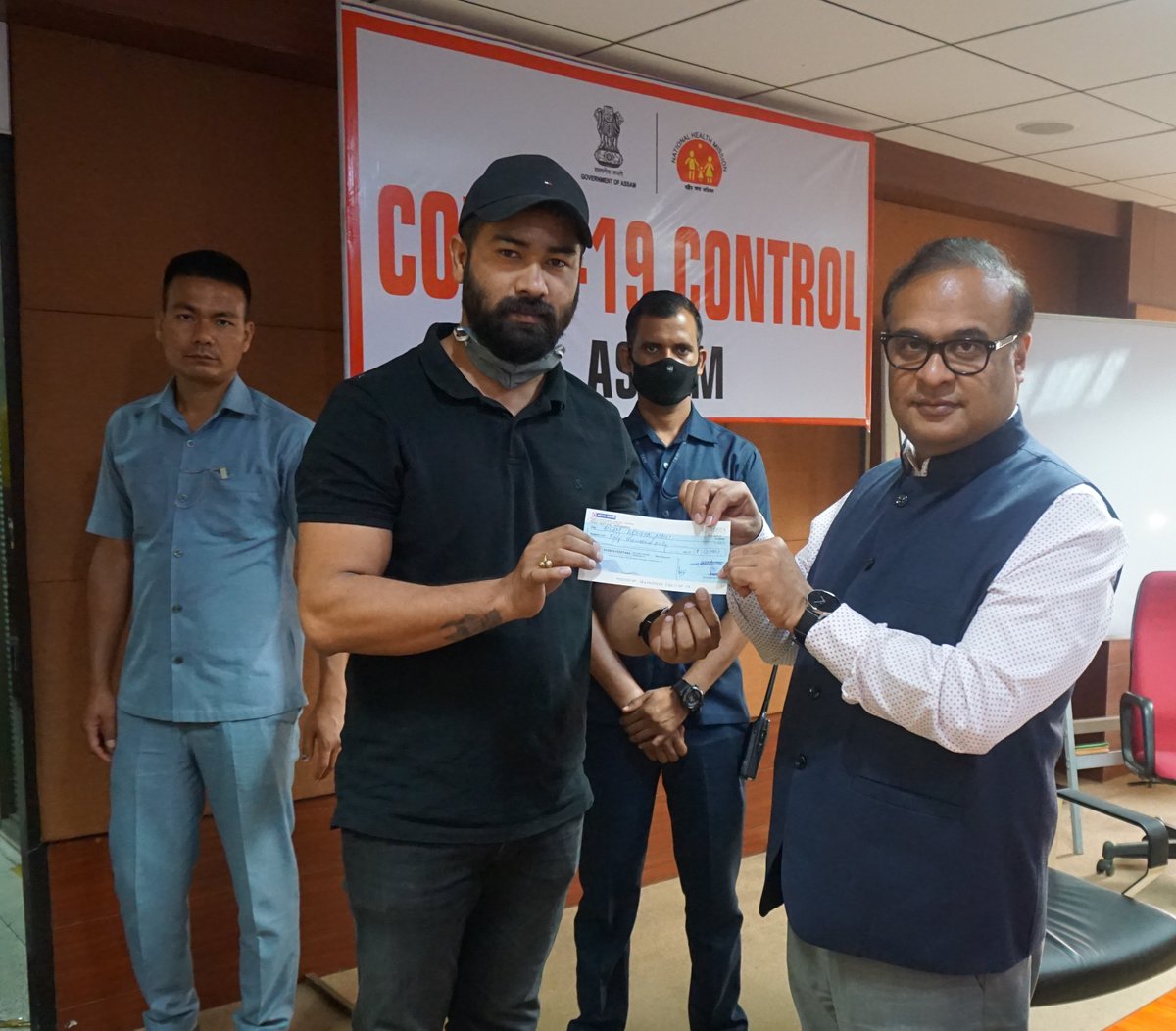 nhm_assam's tweet photo. Hon'ble Minister Health Dr. @himantabiswa receiving Rs 50 thousand from Shri. Diganta Hazarika on behalf of M/s Wiloo India Engineering as support towards the fight against #Covid19 #AssamCares

@drharshvardhan @MoHFW_INDIA @WHO @CMOfficeAssam @Pijush_hazarika @samirsinha69 https://t.co/W7zW0SfPbS
