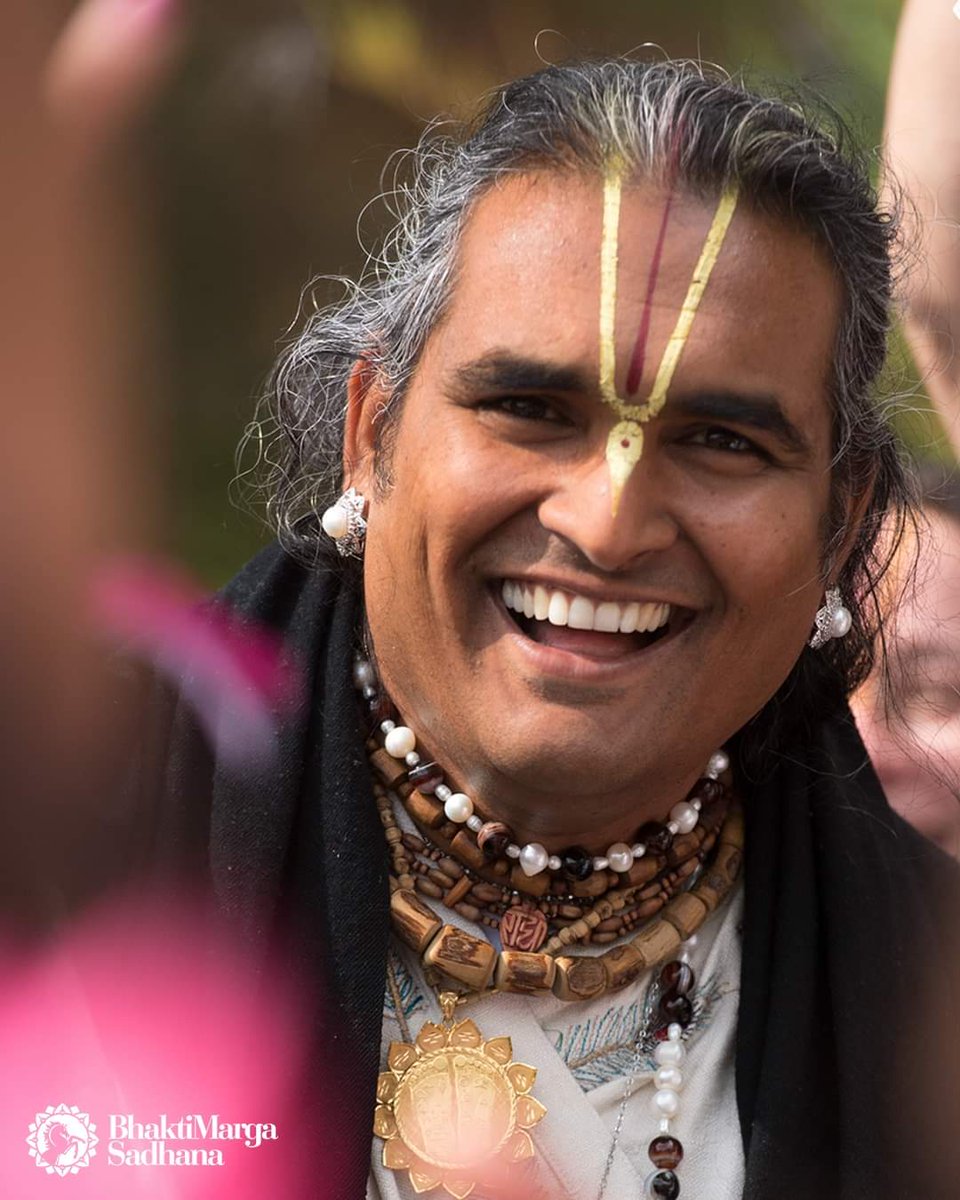 BhaktiMargaESP's tweet photo. "La mente debe meditar y escuchar sólo a Dios.  No dejes que tu mente te mate escuchando a otras mentes.  Cómo piensas que te conviertes en eso".  
- Paramahamsa Vishwananda https://t.co/uakQIHdE4C