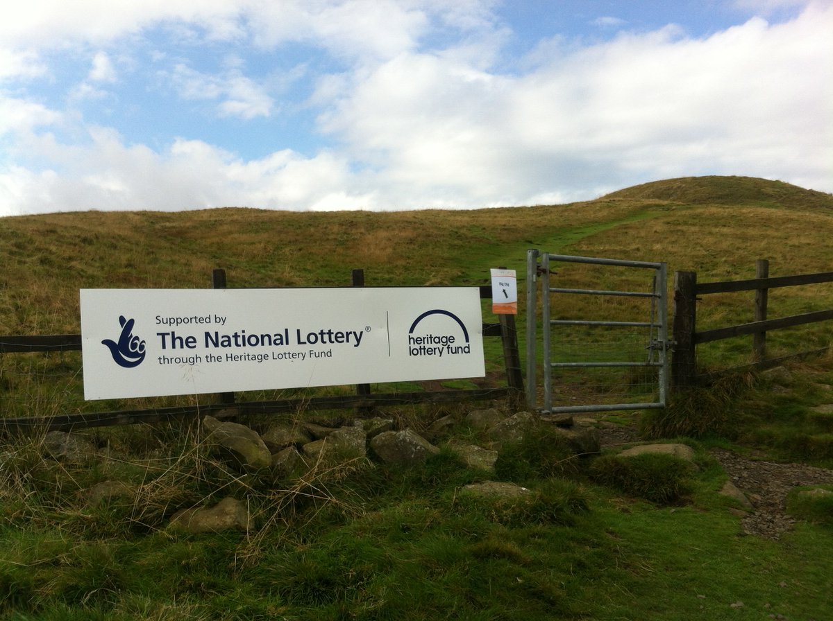 You'll all be used to the idea of archaeology digs at  #EastLomondHillfort being a successful community archaeology project in Scotland. Right?High schools across  #Fife have been involved, 100s of volunteers and students trained, even a nice spot on  #DiggingForBritain... 2/4