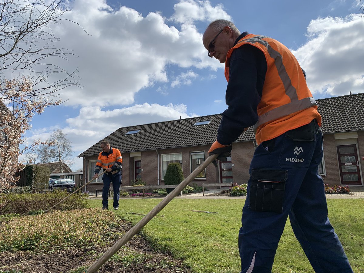schillemans's tweet photo. Vandaag een aantal van onze medewerkers @MidZuid bezocht @gemeentealtena.
Goed om te zien dat ze de afstand van minimaal 1,5 meter goed naleven
Maar wat wil je, prachtig weer π
#MidZuid #Altena #Sleeuwijk #Giessen #Milieustation https://t.co/EiTydReHg1