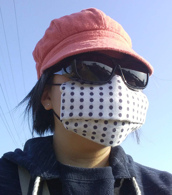 「てぬぐいを折ってるくるマスク」自分も『かまわぬ』さんのサイト見て作って、画像はカエルのアカウントで公開したもので、最後の装着写真はマスクがないのを親が心配するので写して送った写真なんですが(笑)ないより全然いいし安心感あるので超お薦めですヨ…!