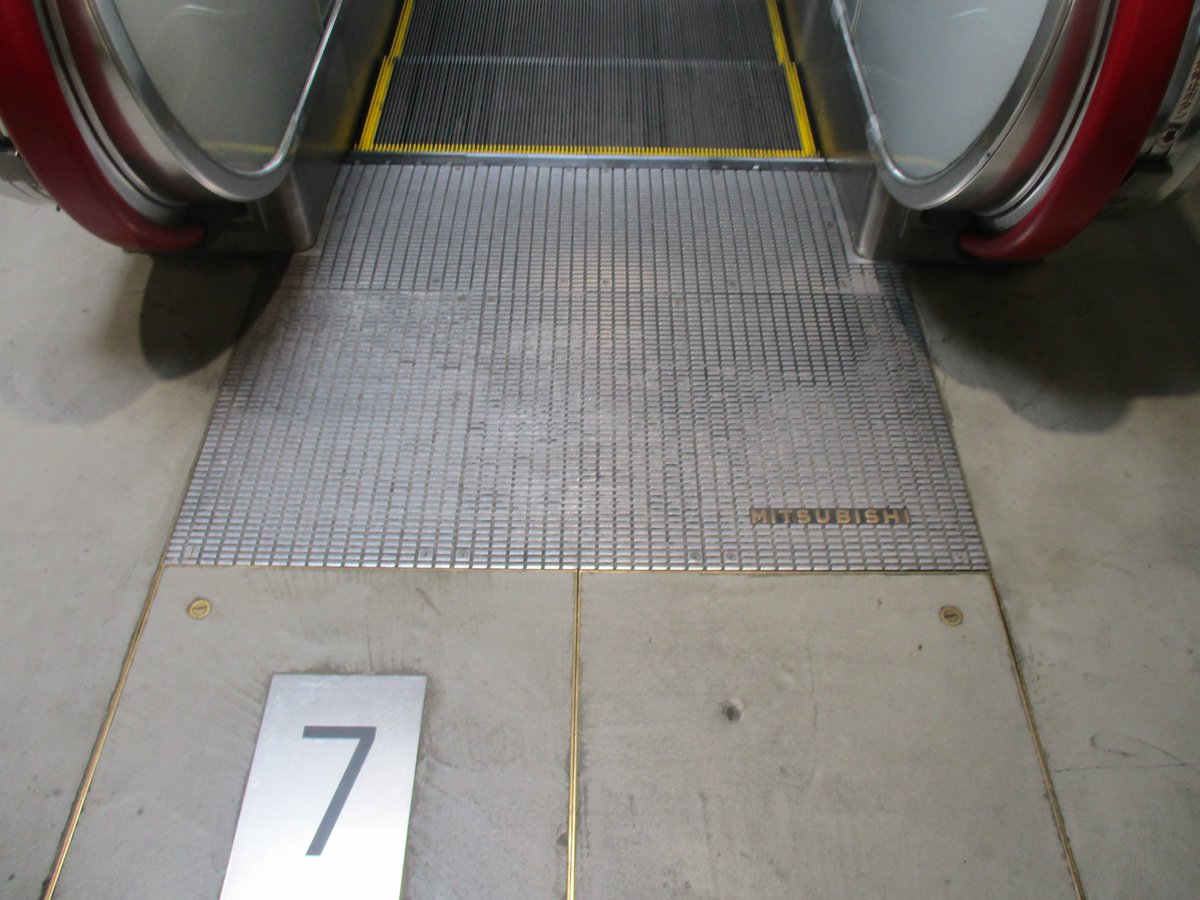 藤井大丸のエレベーターとエスカレーターです。1969年の増築改装で現在の建物の姿になったとのことです。三菱製で1990年代前半ぐらいにアクセルシリーズに改装済みです、以前は初期エレペットだったのではないかと思います。エスカレーターの方も三菱ですが、そちらは未更新エスペットでした。