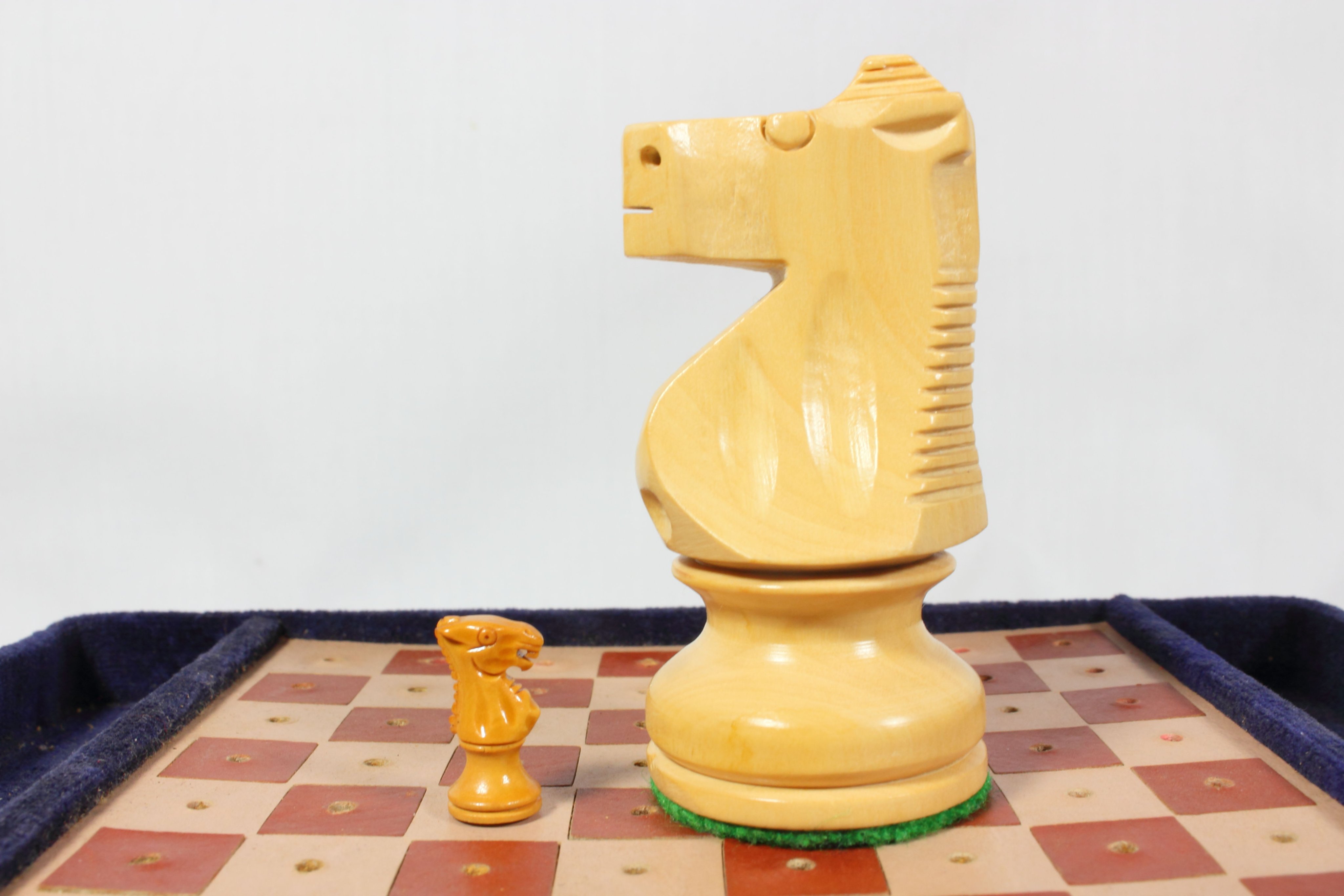 Hiroaki Matsui ナイト生産に向け試作中 自分のコレクションの中でも面白いのが極小のポータブルチェス 普通のナイトと比較すると嘘のように小さいのにとても精密に出来ている しかも木製 一体どうやって作っているんだろう チェス Chess