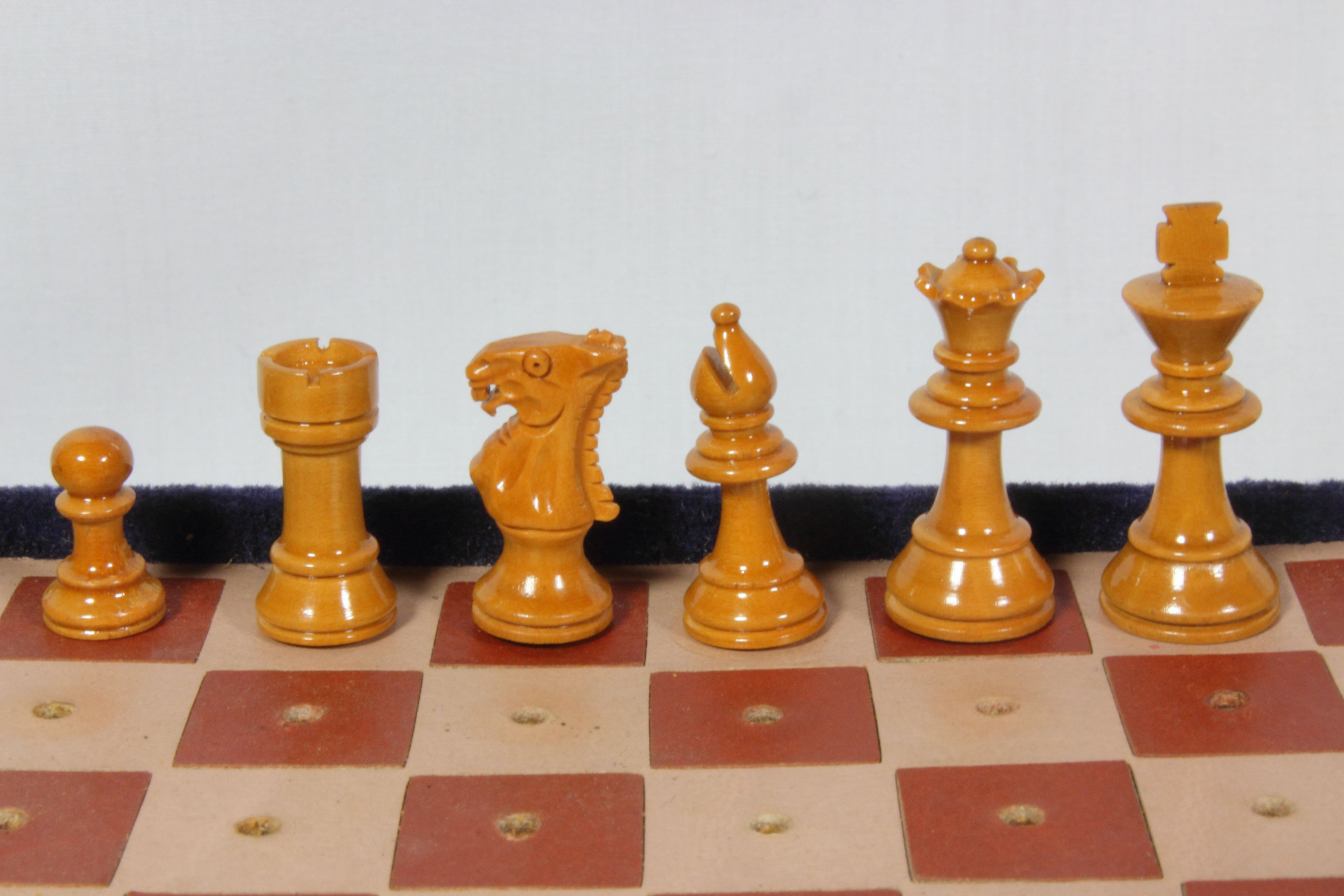 Hiroaki Matsui ナイト生産に向け試作中 自分のコレクションの中でも面白いのが極小のポータブルチェス 普通のナイトと比較すると嘘のように小さいのにとても精密に出来ている しかも木製 一体どうやって作っているんだろう チェス Chess