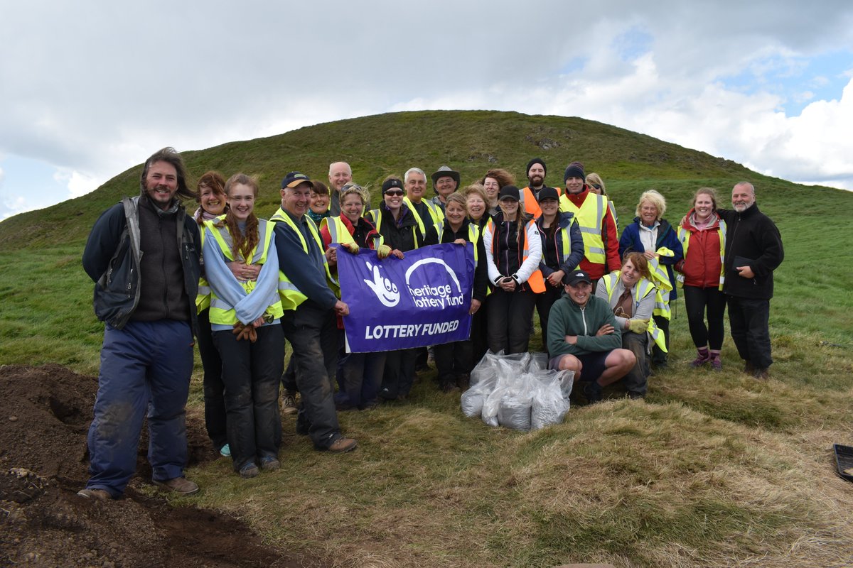 You'll all be used to the idea of archaeology digs at  #EastLomondHillfort being a successful community archaeology project in Scotland. Right?High schools across  #Fife have been involved, 100s of volunteers and students trained, even a nice spot on  #DiggingForBritain... 2/4