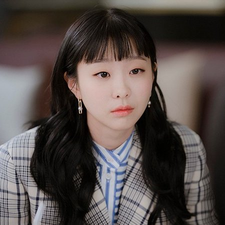 2In intermezzo [interview], he was asked to choose between actresses who fitted his type the most. In one question, he chose han jihye for her cat-like eyes: he really liked monolids. Who's got adorable cat-like eyes? Dami. that's undeniable.[a pic of han jihye]