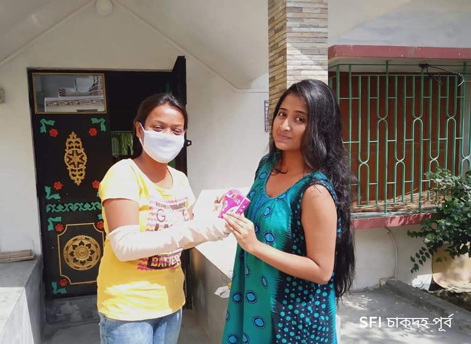 SfiDelhi's tweet photo. There is scarcity of sanitary napkin due to lockdown across the country. The girls subcommittee of SFI along with AIDWA and DYFI took the task of delivering sanitary napkins to the people needed. 

Bravo Comrades. ✊🏾
#bleedwithoutfear #Coronaindia

@SFI_WestBengal https://t.co/GW9zXYtdnh