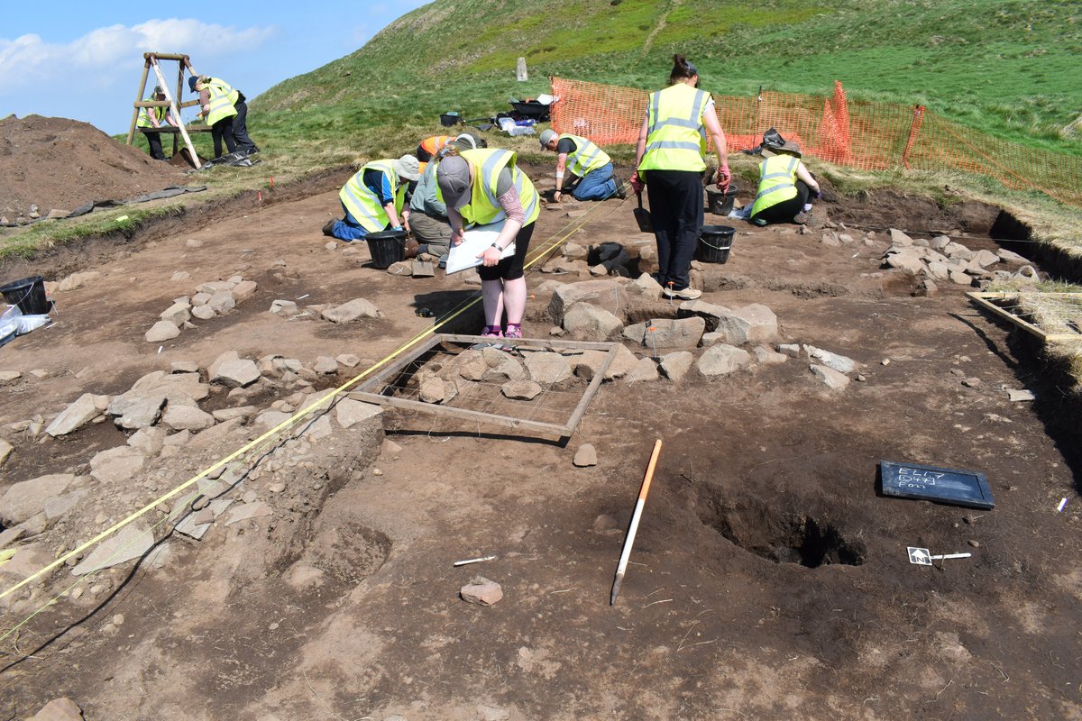 You'll all be used to the idea of archaeology digs at  #EastLomondHillfort being a successful community archaeology project in Scotland. Right?High schools across  #Fife have been involved, 100s of volunteers and students trained, even a nice spot on  #DiggingForBritain... 2/4