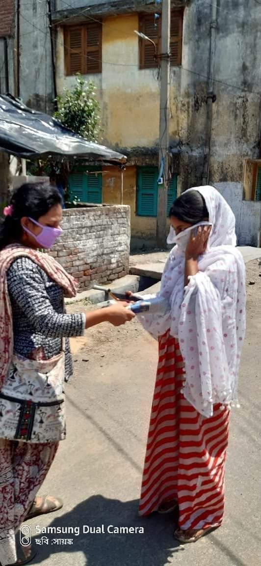SfiDelhi's tweet photo. There is scarcity of sanitary napkin due to lockdown across the country. The girls subcommittee of SFI along with AIDWA and DYFI took the task of delivering sanitary napkins to the people needed. 

Bravo Comrades. ✊🏾
#bleedwithoutfear #Coronaindia

@SFI_WestBengal https://t.co/GW9zXYtdnh
