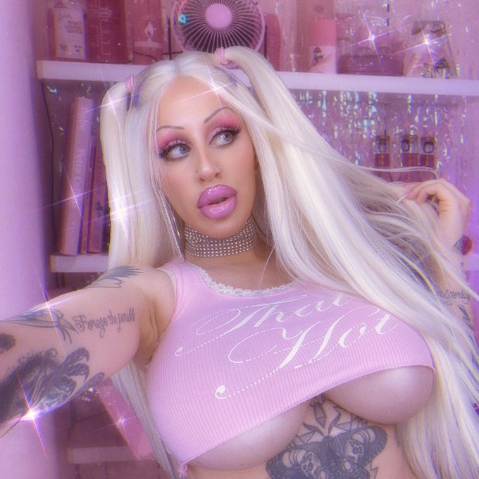 Always buying my tops 2 sizes too small so I can wear them like this ? bimbo life ? https://t.co/xVT
