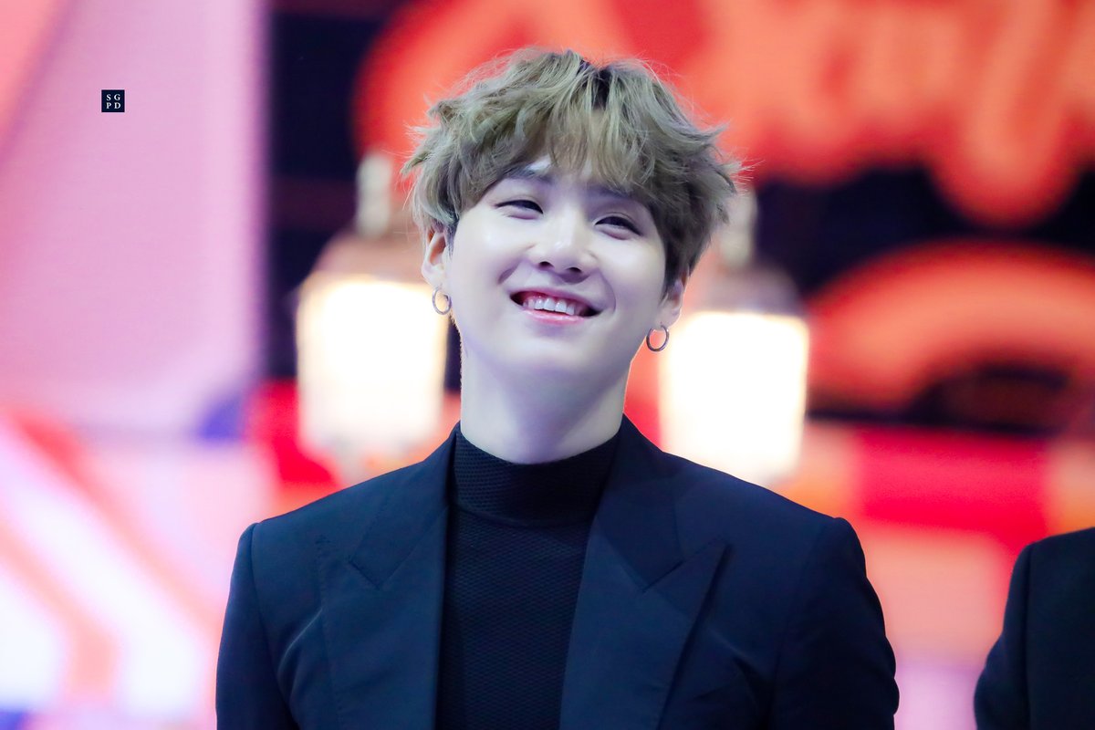 200105 GDA 골든디스크

난 역시 슈가슈가찌 아니겠습니까 ~
그래서 내 이름이 슈가파우더징 >3<
#BTS #SUGA #슈가 #민윤기 
<a href="/BTS_twt/">방탄소년단</a>
