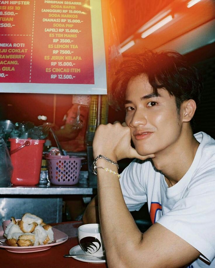 abrightcd's tweet photo. how could u be so good looking man??? im in love 😩💛 @Tawan_V https://t.co/m9ZQOaWnzn