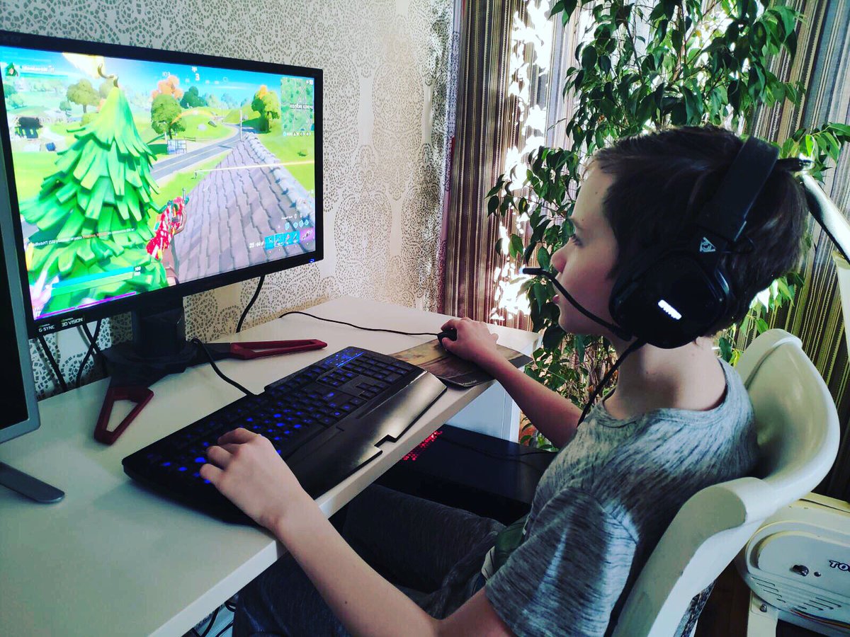 ОСТАЮСЬ ДОМА

 Наконец-то прочитал книгу «Жизнь и цель собаки» Брюса Кэмерона;
вдоволь наигрался в компьютер;
снял несколько роликов в качестве ДЗ по театралке;
вспомнил про старое хобби - каждый день валяю игрушки;
у родителей появилось  время на настольные игры.
В целом всё👍