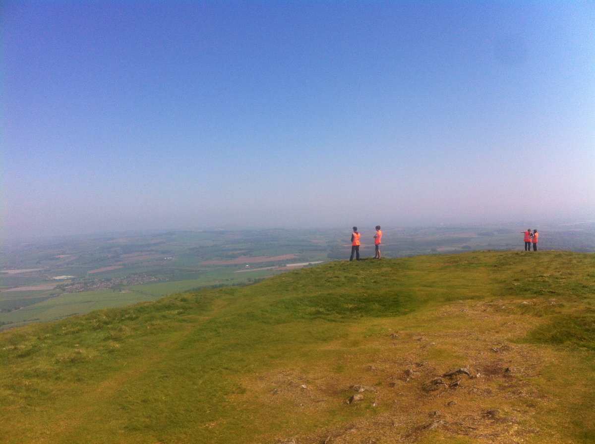 You'll all be used to the idea of archaeology digs at  #EastLomondHillfort being a successful community archaeology project in Scotland. Right?High schools across  #Fife have been involved, 100s of volunteers and students trained, even a nice spot on  #DiggingForBritain... 2/4