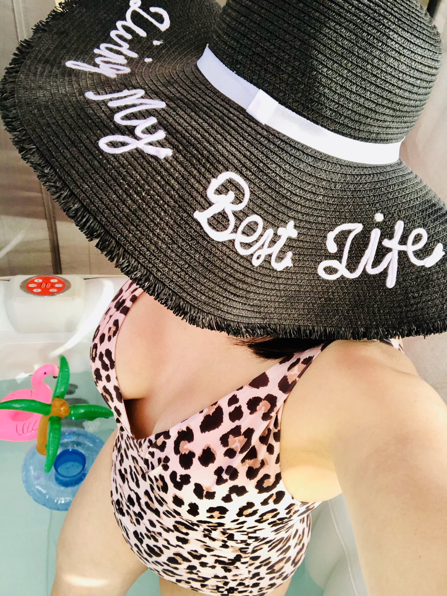 Jen1986Neil's tweet photo. Making the best out of a bad situation 🥂☀️ #livingmybestlife https://t.co/LqItccIlOh