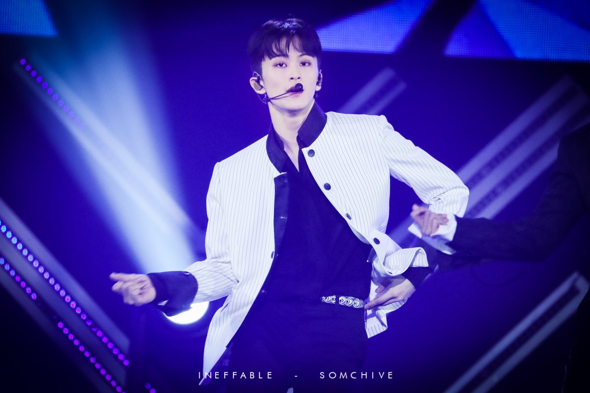 somchive's tweet photo. 191124 목에서 뚜두둑 소리나,,,,,,,,,,,,,,,,, #NCT #NCT127 #마크 #MARK https://t.co/FvxF6IYNzR