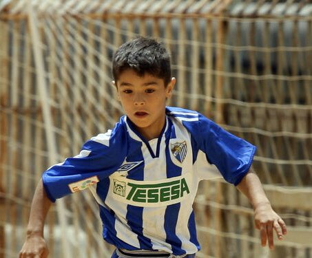 Brahim's tweet photo. 1. Cuando soñaba con ser futbolista profesional.

2. Cuando marqué mi primer gol en @LaLiga con el @realmadrid.

#LaLigaMemories https://t.co/lNR5vNo9y6