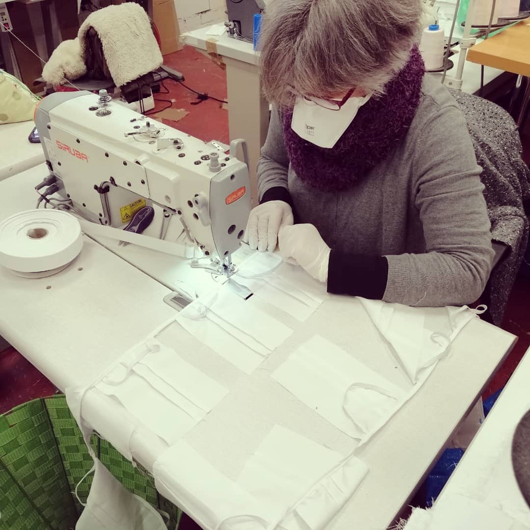 Customizando_co's tweet photo. Volvemos a encender las máquinas para aportar nuestro granito de arena ❤️
18.000 mascarillas saldrán de nuestro taller cooperativo para el sector alimenticio
#JuntosNosCuidamos #QuedateEnCasa https://t.co/ZlILgmfmli
