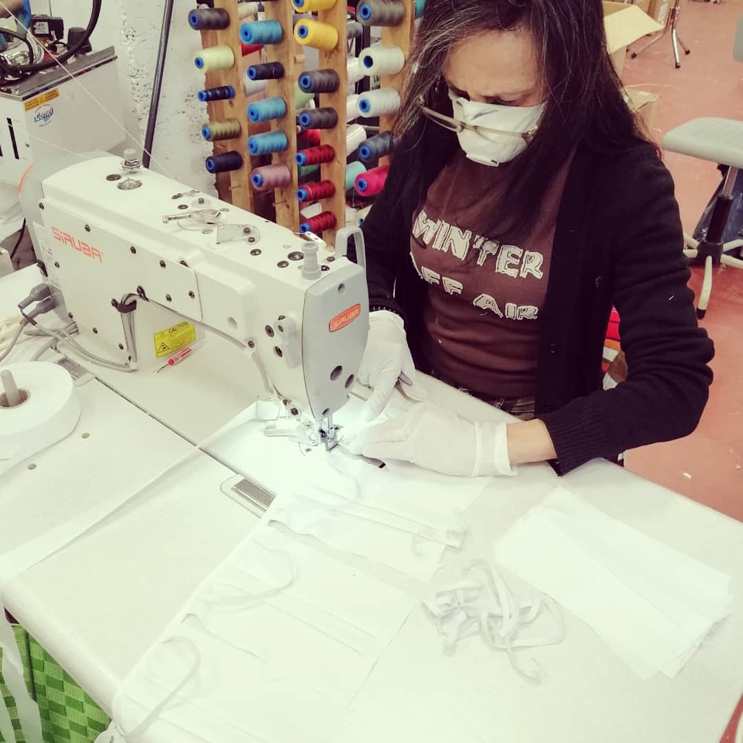 Customizando_co's tweet photo. Volvemos a encender las máquinas para aportar nuestro granito de arena ❤️
18.000 mascarillas saldrán de nuestro taller cooperativo para el sector alimenticio
#JuntosNosCuidamos #QuedateEnCasa https://t.co/ZlILgmfmli