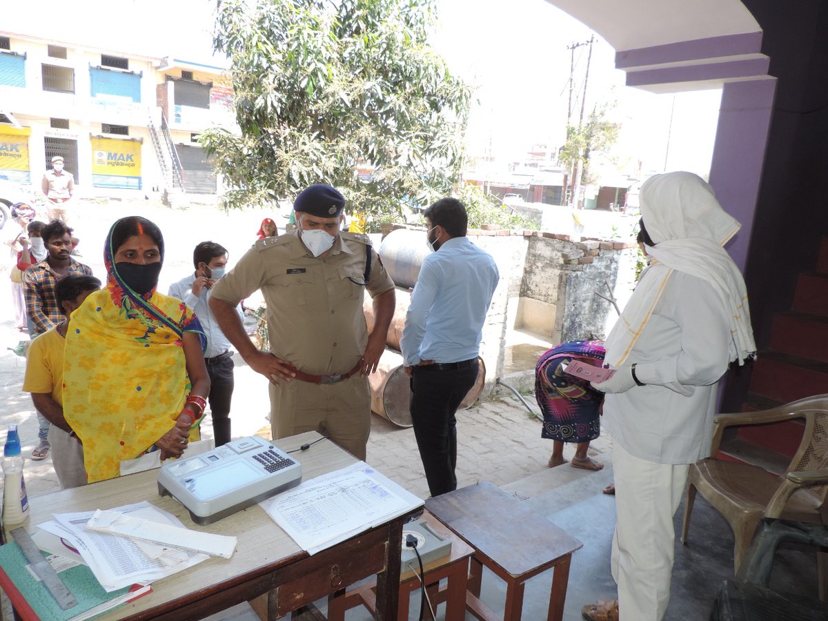 siddharthnagpol's tweet photo. @siddharthnagpol आज दिनांक:- 01.04.2020 को #sp_sdr #dm_sdr द्वारा प्रातःकाल से ही अलग-अलग स्थानों पर कोटा वितरण प्रक्रिया का जायजा लिया गया, गांव के बाहर पंचायत-भवन, विद्यालय इत्यादि में क्वारंटाइन किए गए ग्रामीणों की स्थिति का भी निरीक्षण किया गया | https://t.co/lY8Bn8cSe1